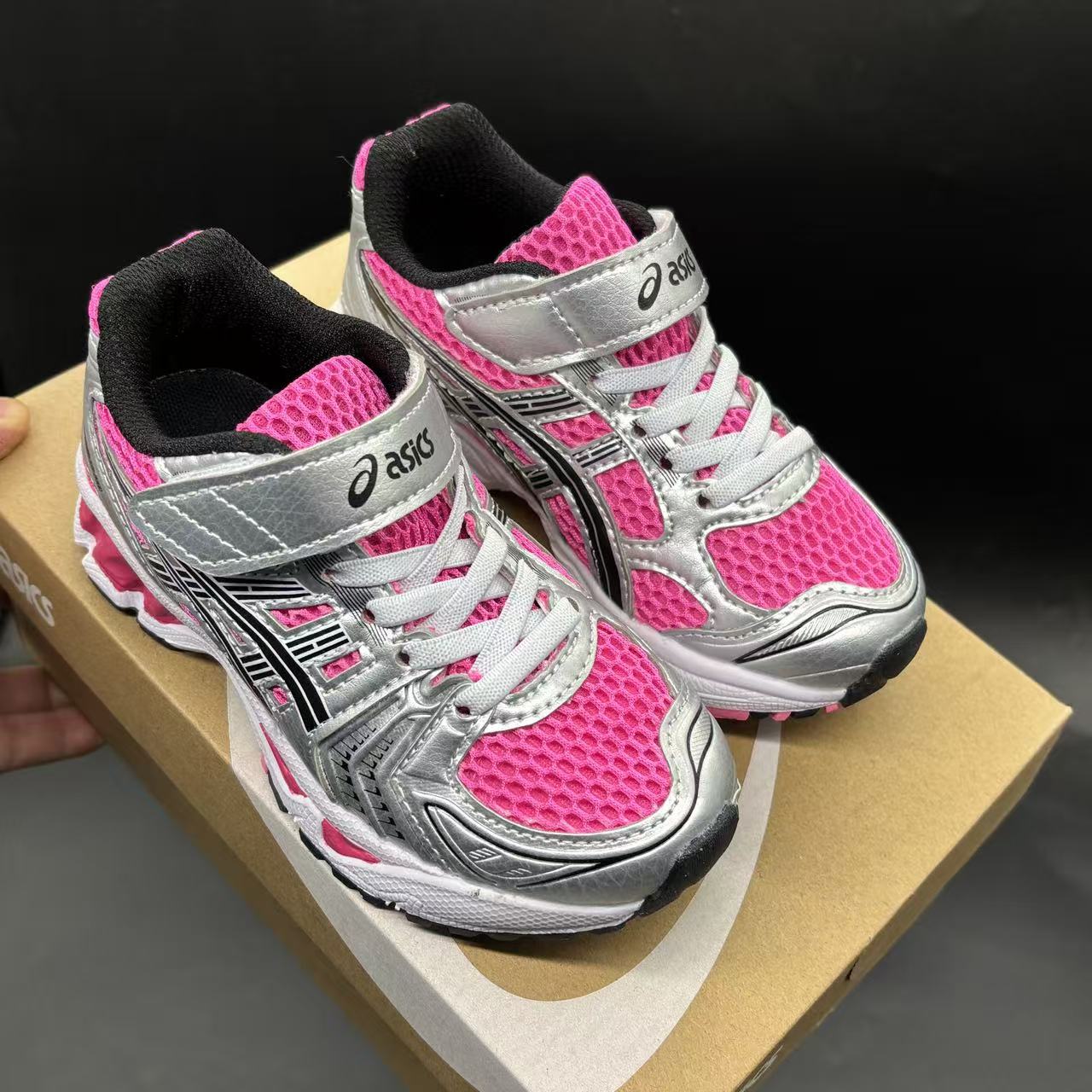 Children's shoes child